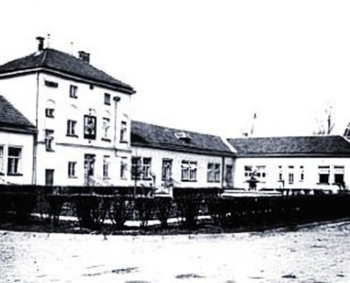 Czarno-biała fotografia budynku szpitalnego, zdjęcie historyczne