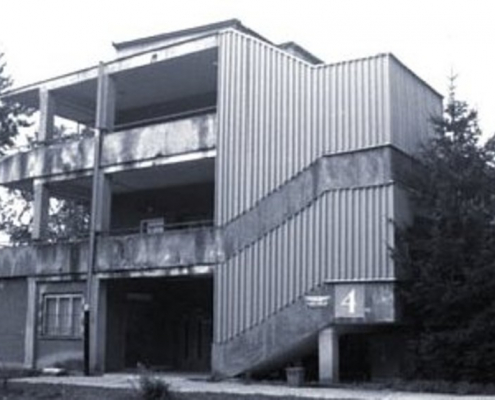 Czarno-białe zdjęcie budynku szpitalnego