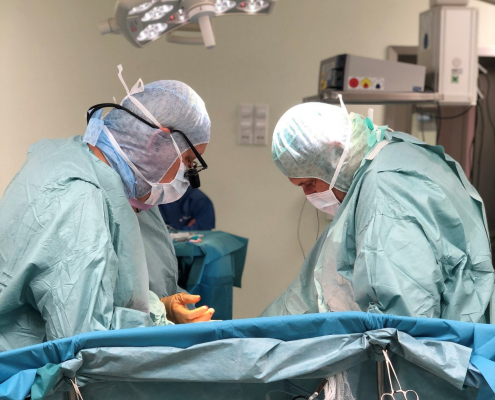Dwóch lekarzy podczas przeszczepu serca