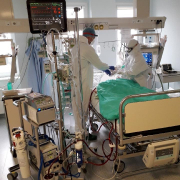 Personel medyczny przy łóżku pacjenta i aparat ECMO