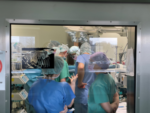 Widok na salę operacyjną podczas trwania retransplantacji serca