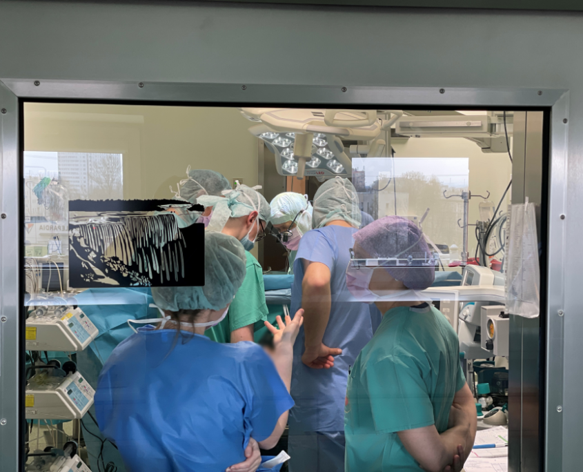 Widok na salę operacyjną podczas trwania retransplantacji serca