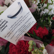 Bukiety kwiatów z życzeniami z okazji Międzynarodowego Dnia Pielgniarki i Położnej