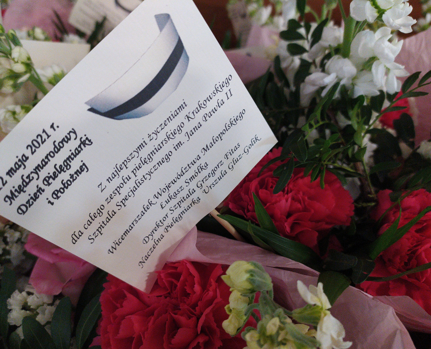 Bukiety kwiatów z życzeniami z okazji Międzynarodowego Dnia Pielgniarki i Położnej