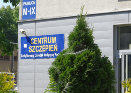 Baner na budynku M-IX z napisem Centrum Szczepień