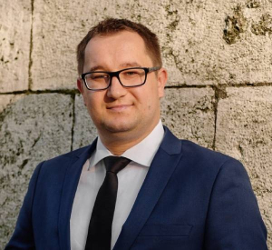 Kolorowe zdjęcie dr hab. n. med. Pawel Matusik