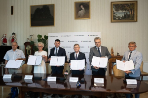 Zdjęcie grupowe z podpisanymi listami intencyjnymi w dłoniach