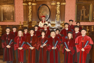 Zdjęcie grupowe podczas promocji habilitacyjnych