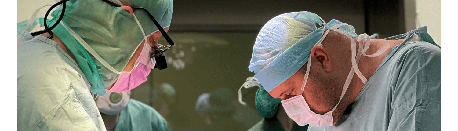 Dwóch lekarzy podczas przeprowadzania transplantacji serca