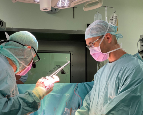 Dwóch lekarzy podczas przeprowadzania transplantacji serca