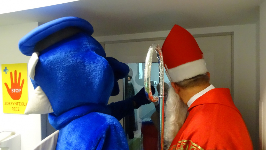 św. Mikołaj pozdrawia dzieci przez szybę