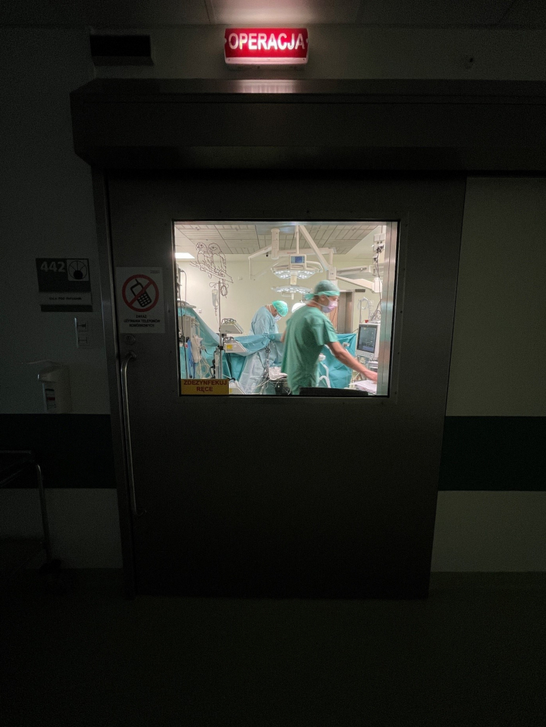 Widok na sale operacyjną przez szybę w drzwiach