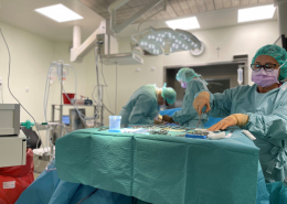 Pielęgniarka instrumentariuszka na sali operacyjnej podczas transplantacji serca