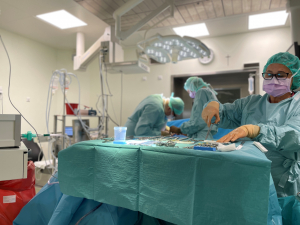 Pielęgniarka instrumentariuszka na sali operacyjnej podczas transplantacji serca