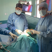 Lekarze podczas przeprowadzania operacji