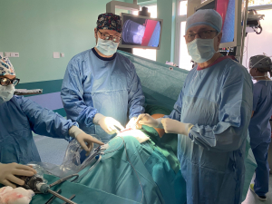 Lekarze podczas przeprowadzania operacji usunięcia guza