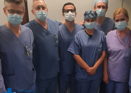 Sześciosobowy zespół wykonujący zabieg embolektomii w strojach medycznych
