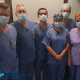 Sześciosobowy zespół wykonujący zabieg embolektomii w strojach medycznych