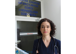 dr Anna Rzucidło-Hymczak na tle szklanych drzwi z nazwą oddziału