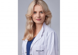 Psycholog mgr Paulina Tomsia w fartuchu medycznym na białym tle