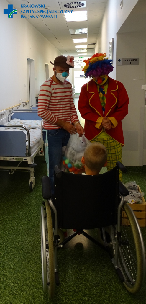 Wolontarisuze fundacji Dr Clown wraz z pacjentem Oddziału