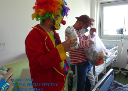 Wolontariusze z fundacji Dr Clown podczas wręczenia prezentów w salach szpitalnych