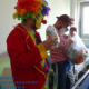 Wolontariusze z fundacji Dr Clown podczas wręczenia prezentów w salach szpitalnych