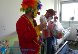 Wolontariusze z fundacji Dr Clown podczas wręczenia prezentów w salach szpitalnych