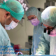 Trzy osoby podczas operacji transplantacja serca
