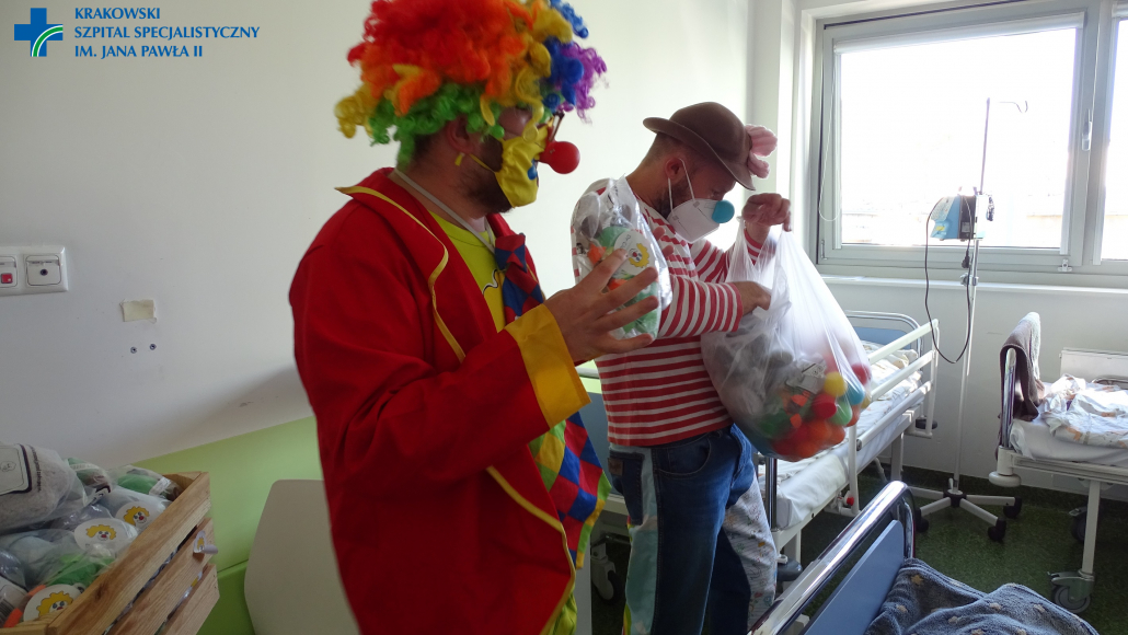 Rozdawamie upominków przez fundację Dr Clown