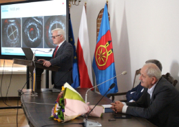 Prof. dr hab. n. med. Jacek Legutko i prof. dr hab. n. med. Bogusław Kapelak podczas konferencji w Kole