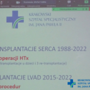 Ekran podczas narady zespołu Heart Failure Team przedstawijący ilość wykonanych transplantacji serca i implantacji pomp LVAD