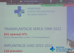 Ekran podczas narady zespołu Heart Failure Team przedstawijący ilość wykonanych transplantacji serca i implantacji pomp LVAD