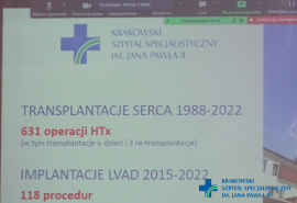 Ekran podczas narady zespołu Heart Failure Team przedstawijący ilość wykonanych transplantacji serca i implantacji pomp LVAD