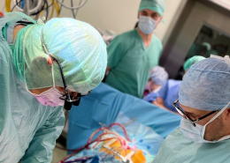 Prof. dr hab. n. med. Karol Wierzbicki i dr hab. n. med. Karol Wierzbicki w strojach operacyjnych podczas przeprowadzania transplantacji serca