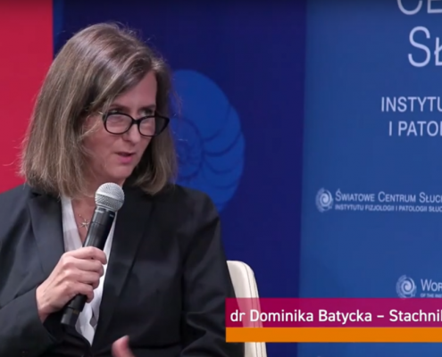 Dr n. kf. Dominika Batycka-Stachnik wypowiadająca się do mikrofonu podczas kongresu na niebieskim tle