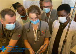 Polscy lekarze w Afryce z peronelem tamtejszego szpitala podczas przeprowadzania badania