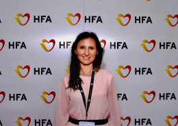 Dr n. med. Sylwia Wiśniowska-Śmiałek podczas kongresu na białym tle z logo HFA