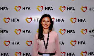 Dr n. med. Sylwia Wiśniowska-Śmiałek podczas kongresu na białym tle z logo HFA
