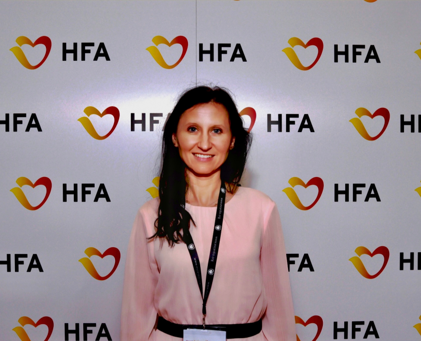 Dr n. med. Sylwia Wiśniowska-Śmiałek podczas kongresu na białym tle z logo HFA