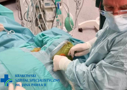 Dr hab. n. med. M. Trystuła podczas wykonywania zabiegu implantacji wszczepienia stentgraftu