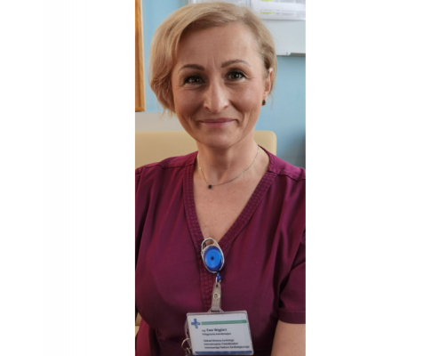 mgr Ewa Węglarz w borodowym stroju medycznym na niebieskim tle