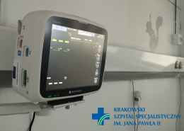 Kardiomonitor na tle białej ściany w sali szpitalnej