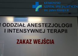 Szklane drzwi z nazwą oddziału prowadzące na I Oddział Anestezjologii i Intensywnej Terapii
