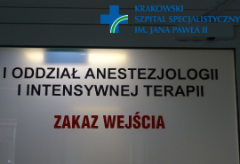 Szklane drzwi z nazwą oddziału prowadzące na I Oddział Anestezjologii i Intensywnej Terapii