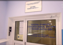 Przeszkolne drzwi prowadzące do Odcinka Transplantologii