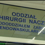 Szklane Drzwi prowadzące na Oddział Chirurgii Naczyń z nazwą oddziału