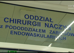 Szklane Drzwi prowadzące na Oddział Chirurgii Naczyń z nazwą oddziału