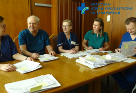 Zdjęcie grupowe pięciu pracowników szpitala podczas wizyty przedoperacyjnej w gabinecie