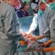 kolorowe zdjęcie na nim moment operacji transplantacji płuc, widzimy zespół zabiegowy